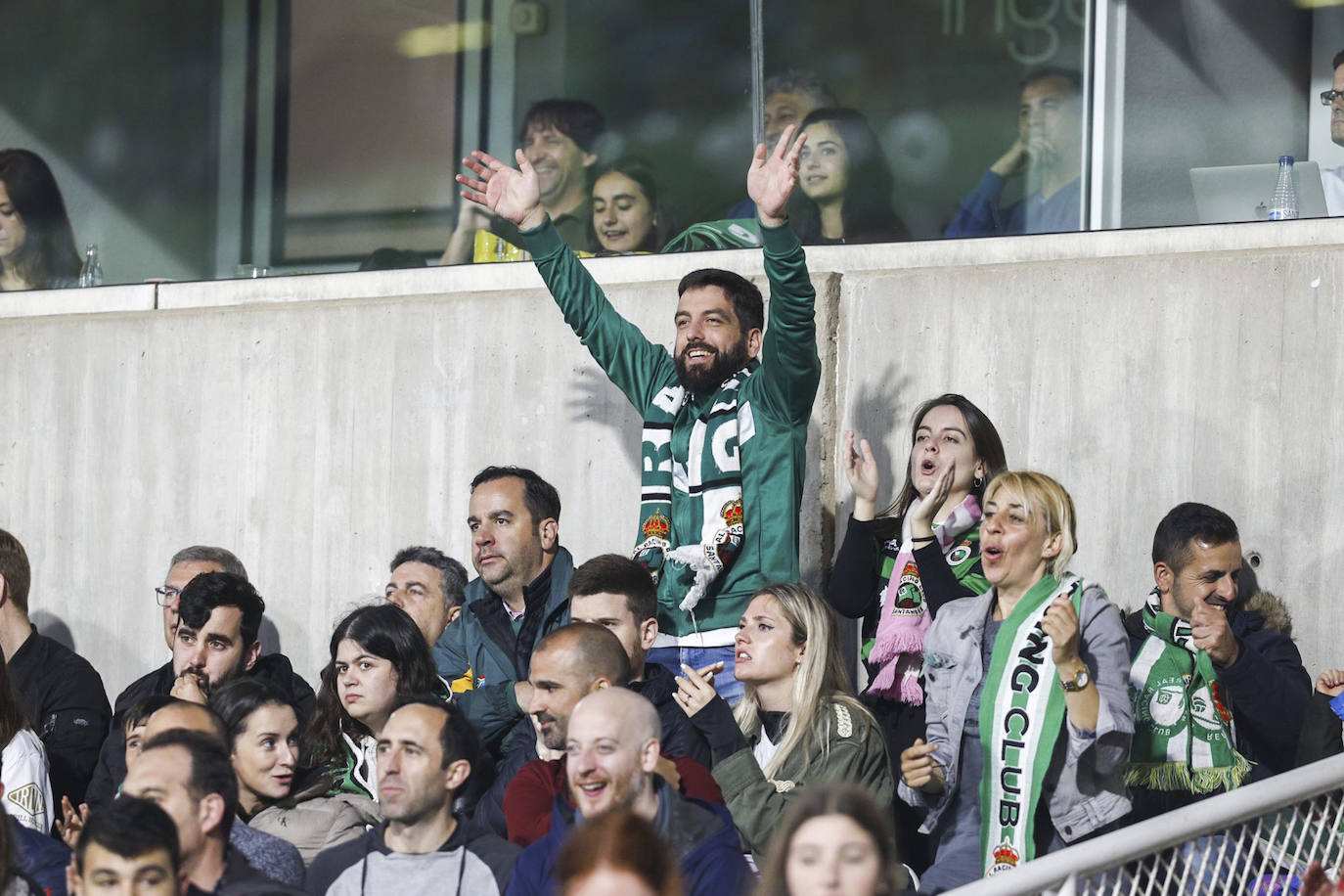 Los más de 17.000 espectadores de los Campos de Sport se volcaron con los suyos.