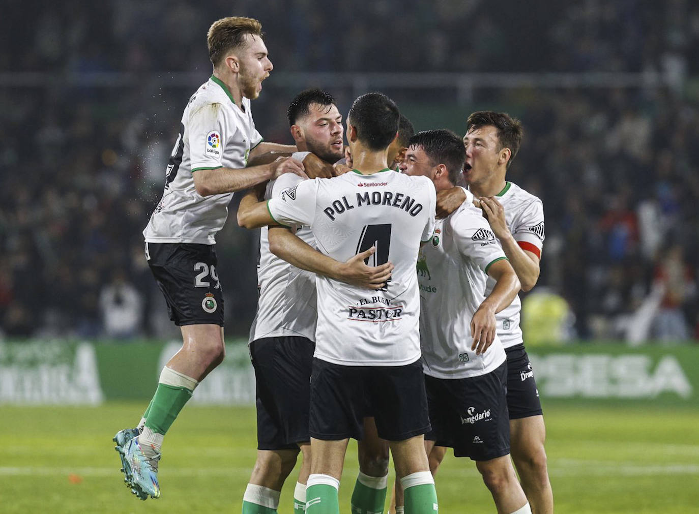 Los futbolistas verdiblancos se abrazan a Baturina tras el único tanto del partido.