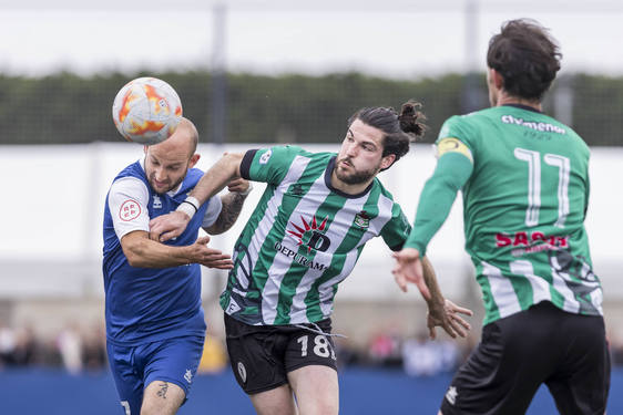 Marquitos, del Albericia, y Noreña, del Vimenor, en un lance del encuentro de ida de la fase de ascenso regional a Segunda RFEF.