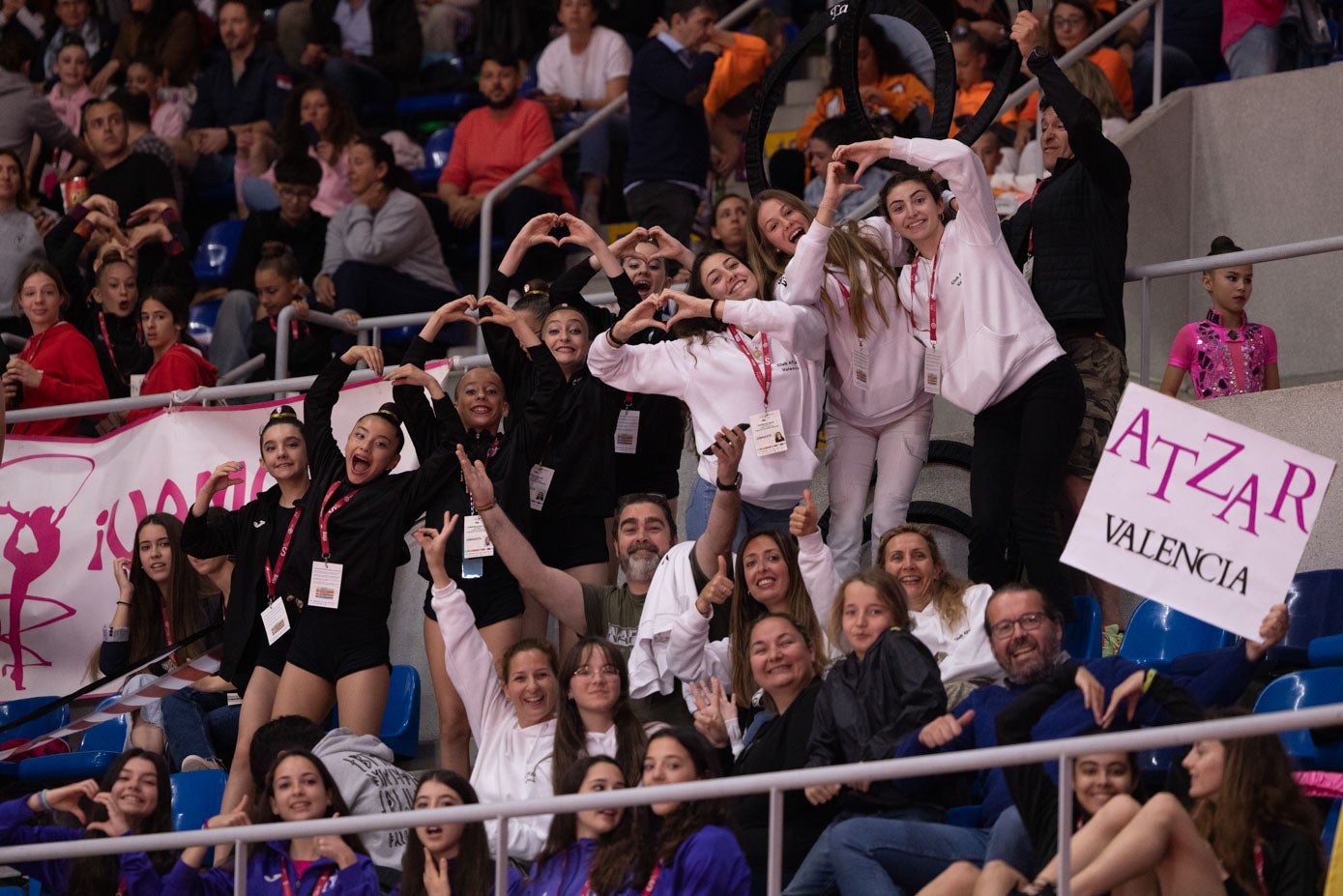 Antes o después de la competición, las gimnastas están en la grada con compañeras y familiares. Este grupo viene desde Valencia.