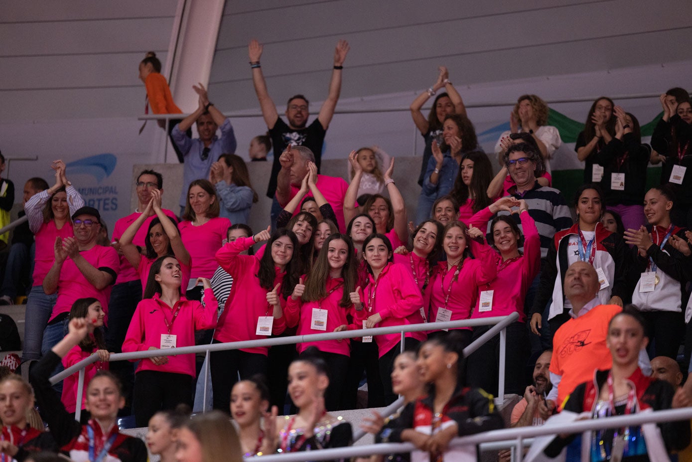 El público, que llena medio Palacio de los Deportes, no deja de animar a las gimnastas.