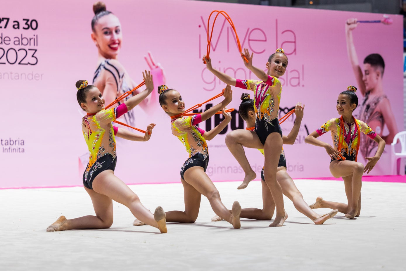 Cinco pequeñas gimnastas, en su ejercicio de cinco cuerdas.