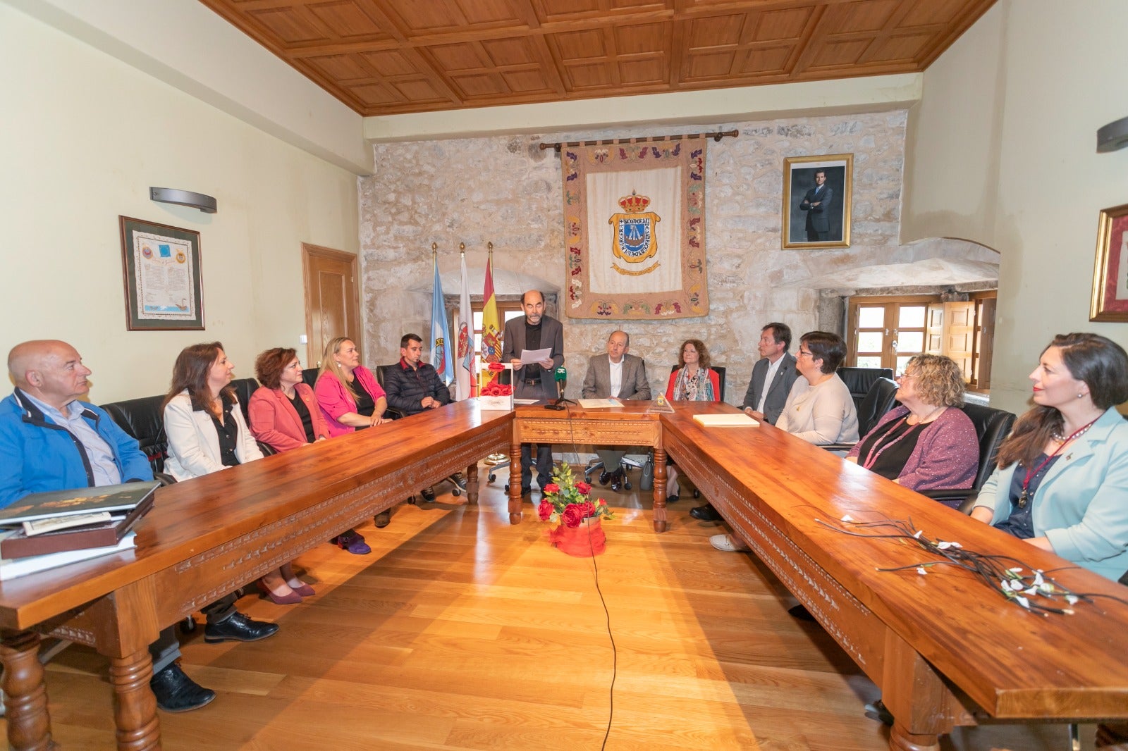 Luis Salcines interviniendo durante su nombramiento en el salón de plenos del Ayuntamiento de San Vicente de la Barquera