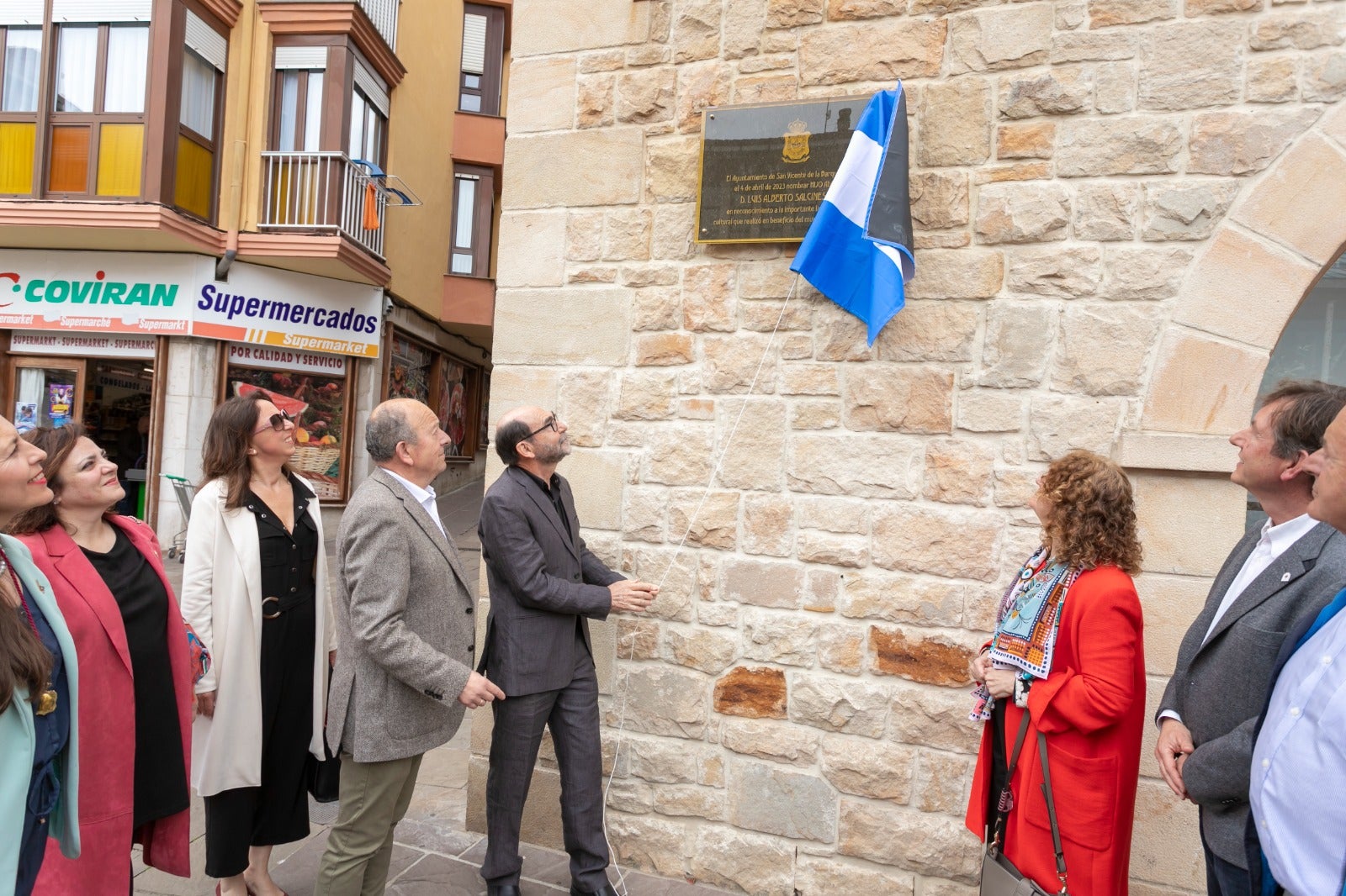 Luis Salcines descubriendo la placa como Hijo Adoptivo de San Vicente de la Barquera