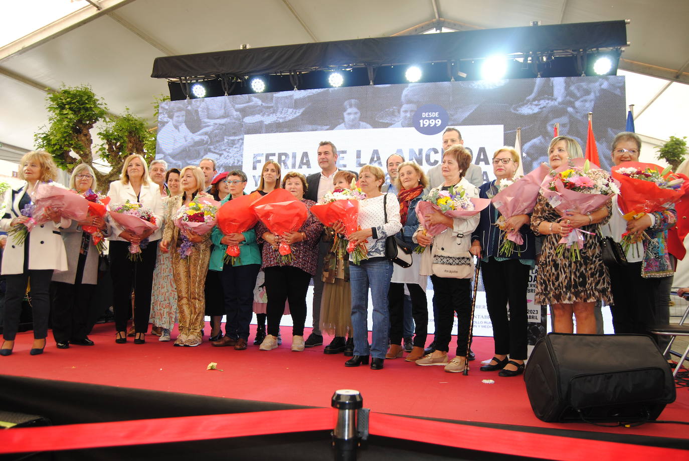 El Ayuntamiento ha brindado un merecido reconocimiento a 13 mujeres sobadoras de anchoa que se han jubilado el año pasado tras una vida de trabajo y entrega a este producto.