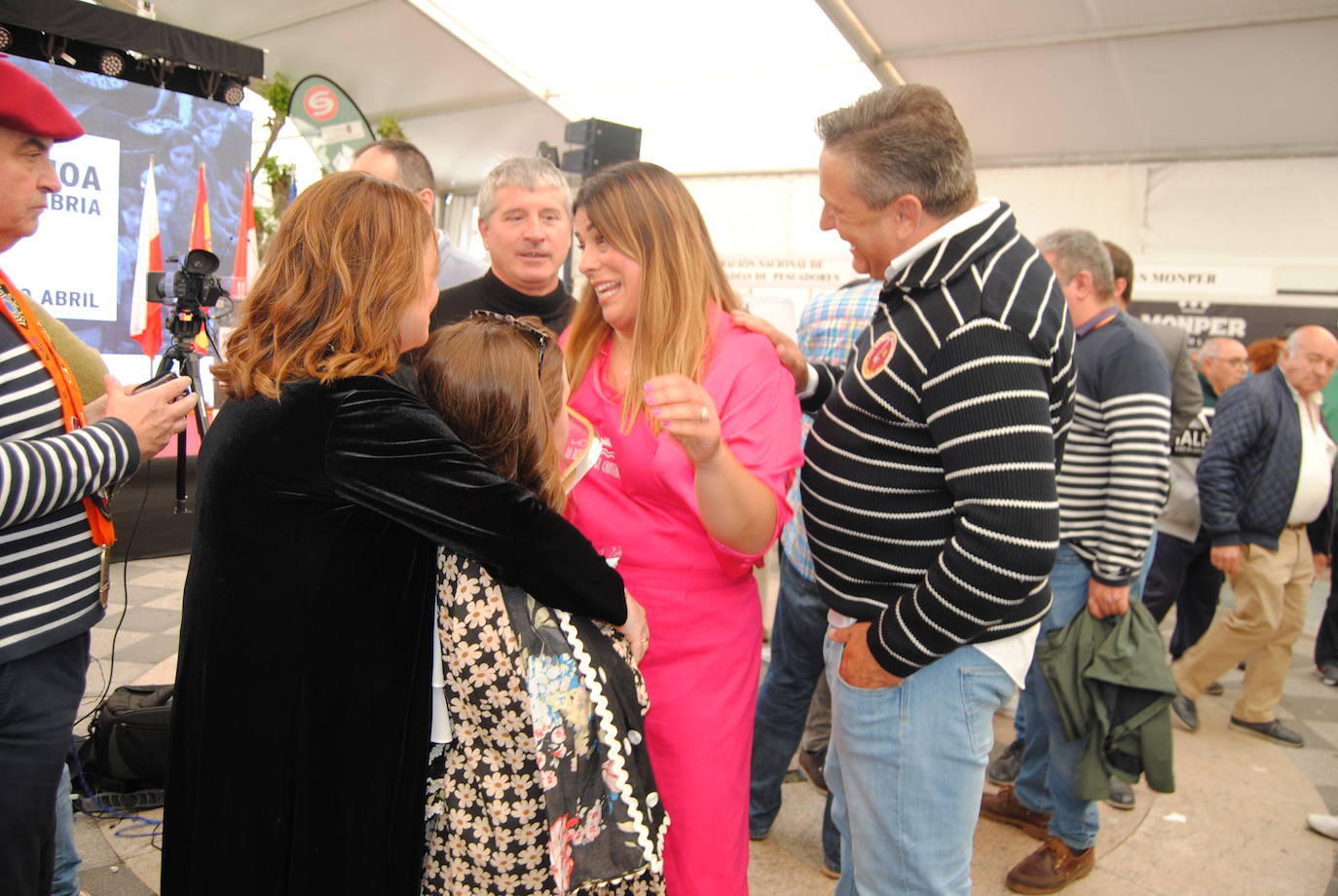 Maite Pérez recibiendo las felicitaciones de sus conocidos tras recibir el galardón.