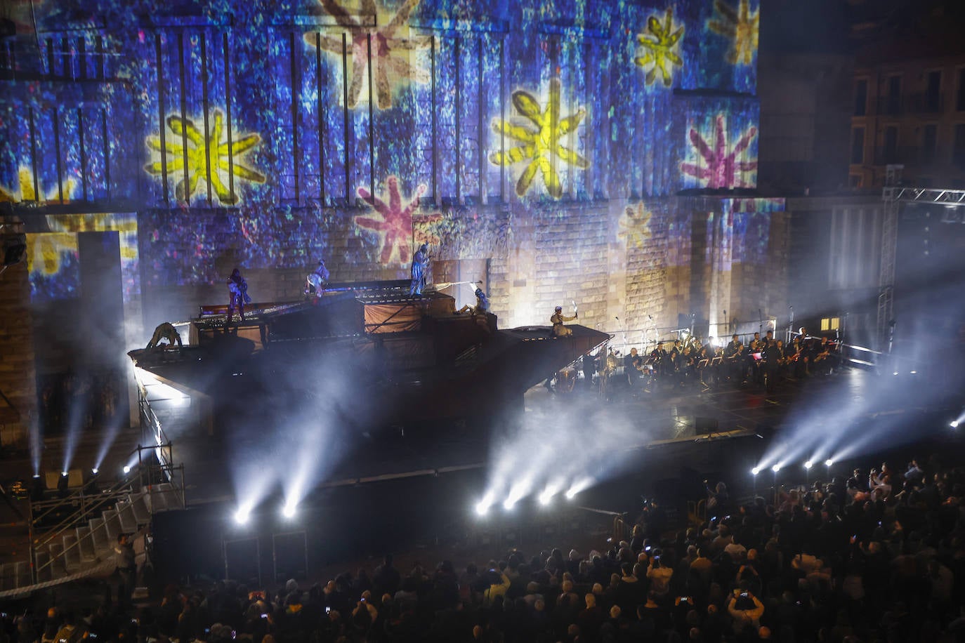 Sobre la fachada de la iglesia de la Virgen Grande se proyectaron imágenes y juegos de luces, mientras sobre el escenario actuaban los integrantes de esta compañía de teatro internacional. 