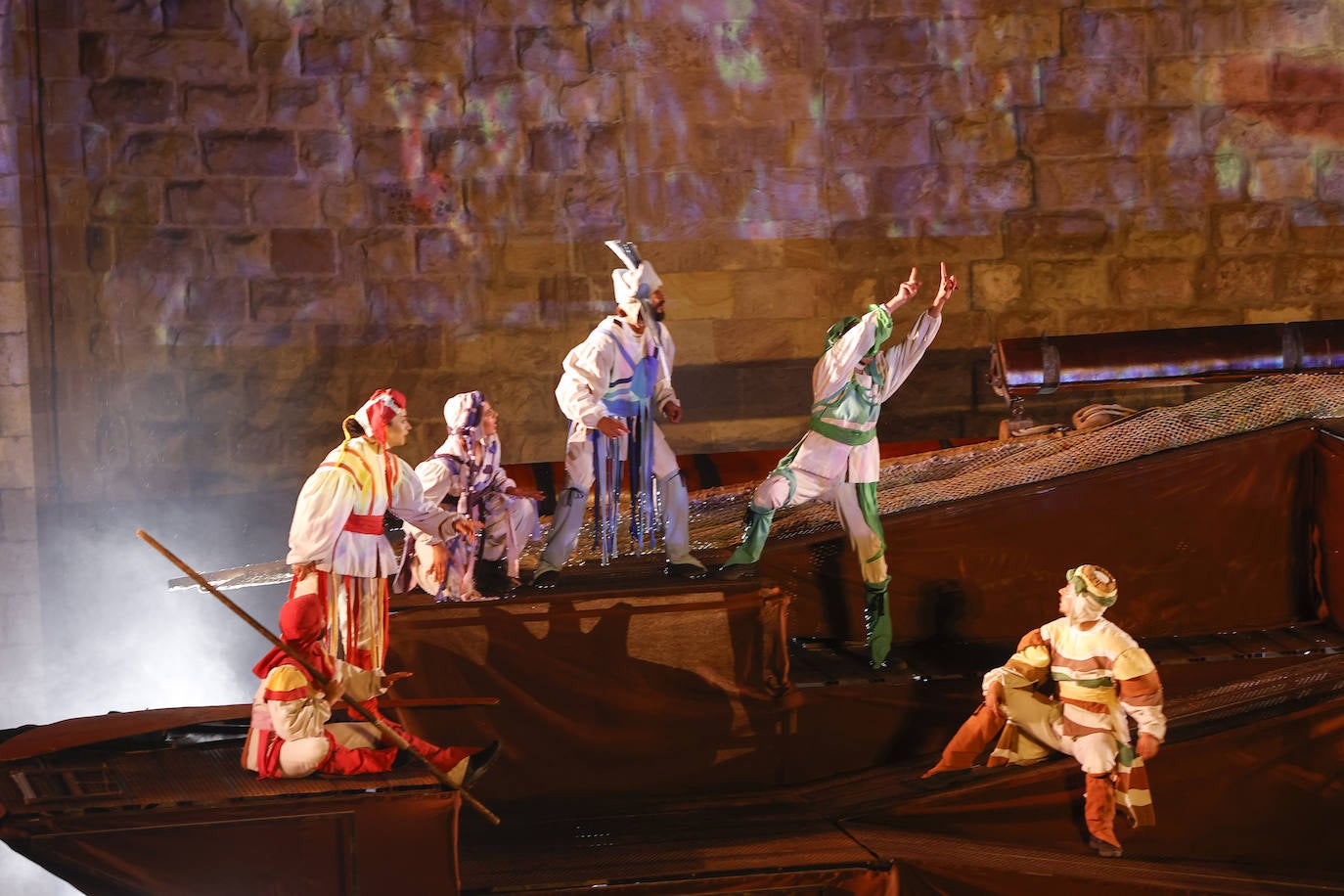 Los actores estuvieron acompañados en el escenario por la Coral de Torrelavega, la Banda Municipal de Música, el Grupo de Danzas Virgen de las Nieves de Tanos y los piteros Alfonso y Pedro. 