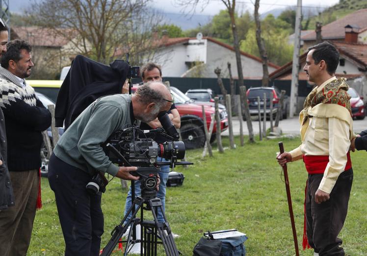 Imagen principal - Jorge Basanta, ataviado de campurriano, preparado para rodar una de las escenas. Abril Zamora e Imanol Arias ríen con complicidad. Alfonso Cortés-Cavanilla rueda la escena, ambientada en una romería popular.