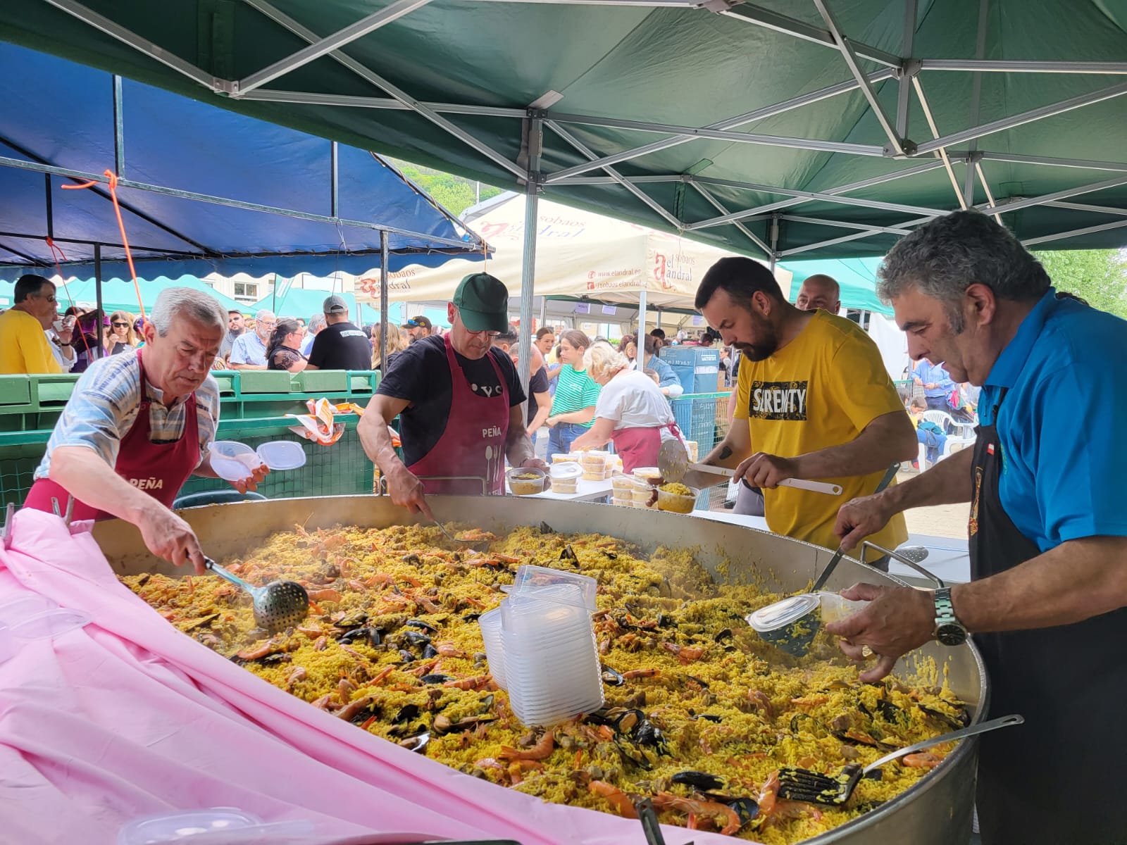 La paella popular agotó todas las raciones a media mañana al precio de 3 euros.