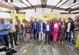 Los integrantes de la candidatura regionalista de Laredo posaron junto al presidente de Cantabria, Miguel Ángel Revilla y otros representantes institucionales del partido a nivel regional y nacional.