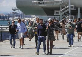 Turistas y vecinos, esta mañana, en las inmediaciones del Centro Botín.