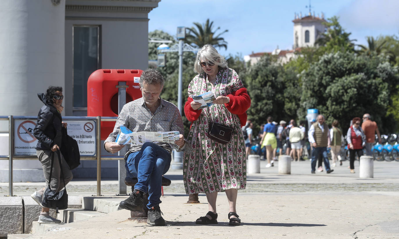 Una pareja observa un folleto mientras espera para subir a las pedreñeras. 