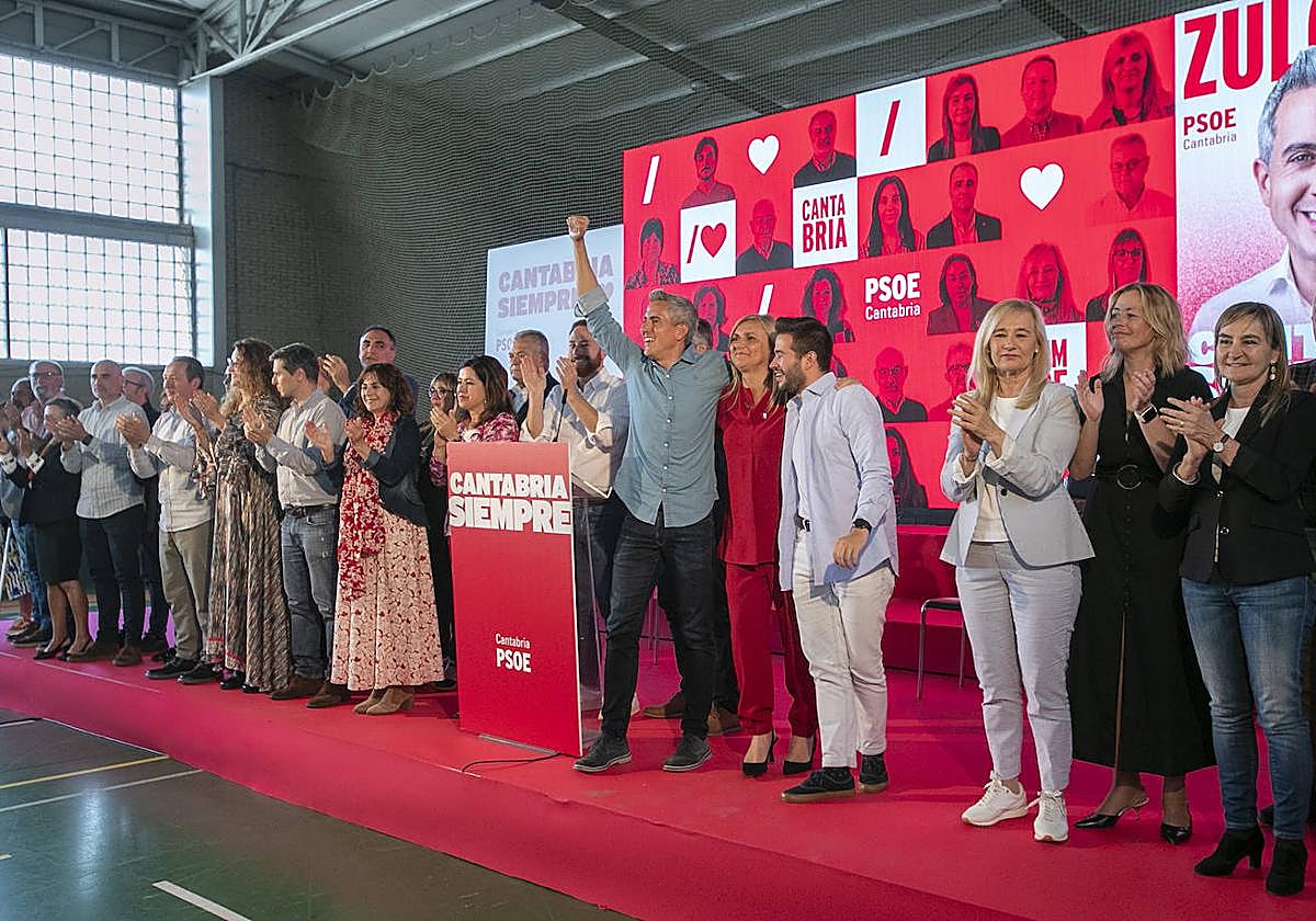 Foto de familia de la candidatura con la que el PSOE concurrirá a las elecciones autonómicas del 28 de mayo.