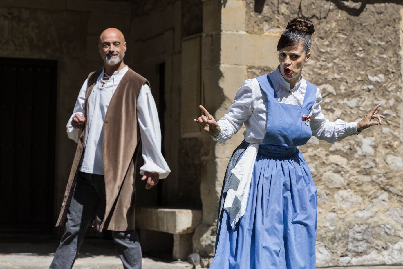 La representación de la pieza teatral ‘El sacamuelas’ de Fernando Rebanal, corrió a cargo de los alumnos del Taller de Teatro Velarde del Ayuntamiento de Camargo