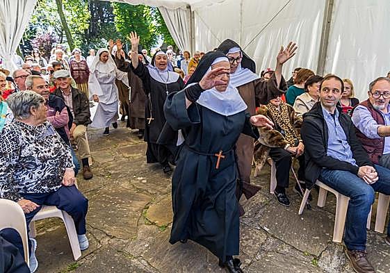 Un grupo de actores se cuelan entre el público dentro de la puesta en escena de la pieza teatral 'El Sacamuelas'.