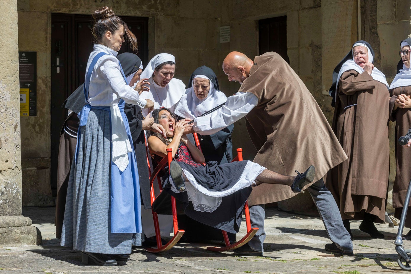 Una de las escenas de 'El Sacamuelas' llena de acción donde se refleja la lucha social 