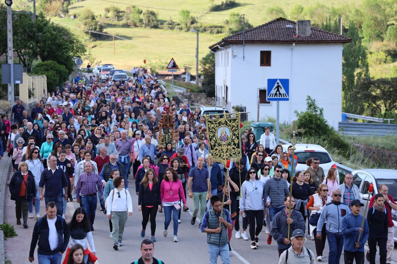 La Virgen de la Luz es llevada en andas por los devotos por la localidad de Frama