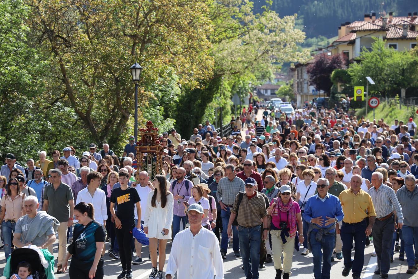 Personas de todas las edades acompañan a la Virgen de la Luz a la salida de Potes