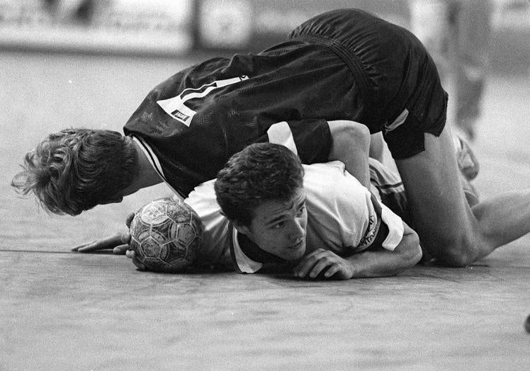 Juan Domínguez, en el suelo tras una falta, fue uno de los jugadores que celebró la victoria en Ciudad Real.