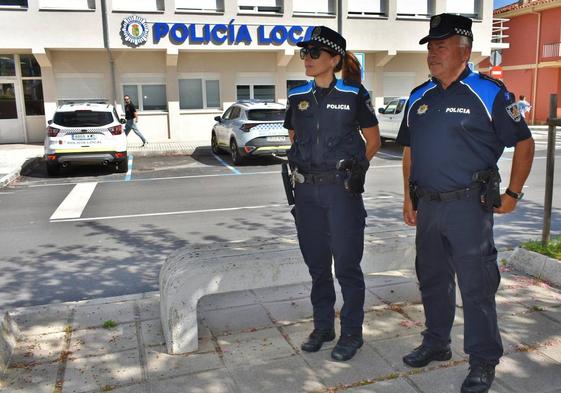 La policía de Los Corrales Luz Esther Gutiérrez y el sargento Tomás Gutiérrez posan con el arma de fuego y la táser en sus cinturones.