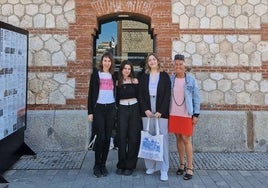 Las directoras del cortometraje ganador, Paula Campo y Emma Noriega, flanqueadas por la mentora Marta Solano y la tutora Berta Barroso.