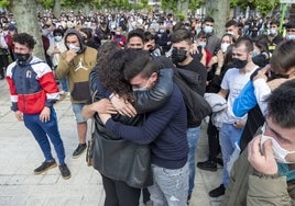 Uno de los amigos de Mario Fuentes abraza a la madre del fallecido en la concentración de repulsa que se celebró en Colindres hace ya dos años.