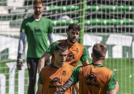 Álvaro Mantilla y Eneko Satrústegui, ayer durante el entrenamiento del Racing en La Albericia.