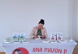 Ana Mazón durante la presentación de su novela en Galizano.