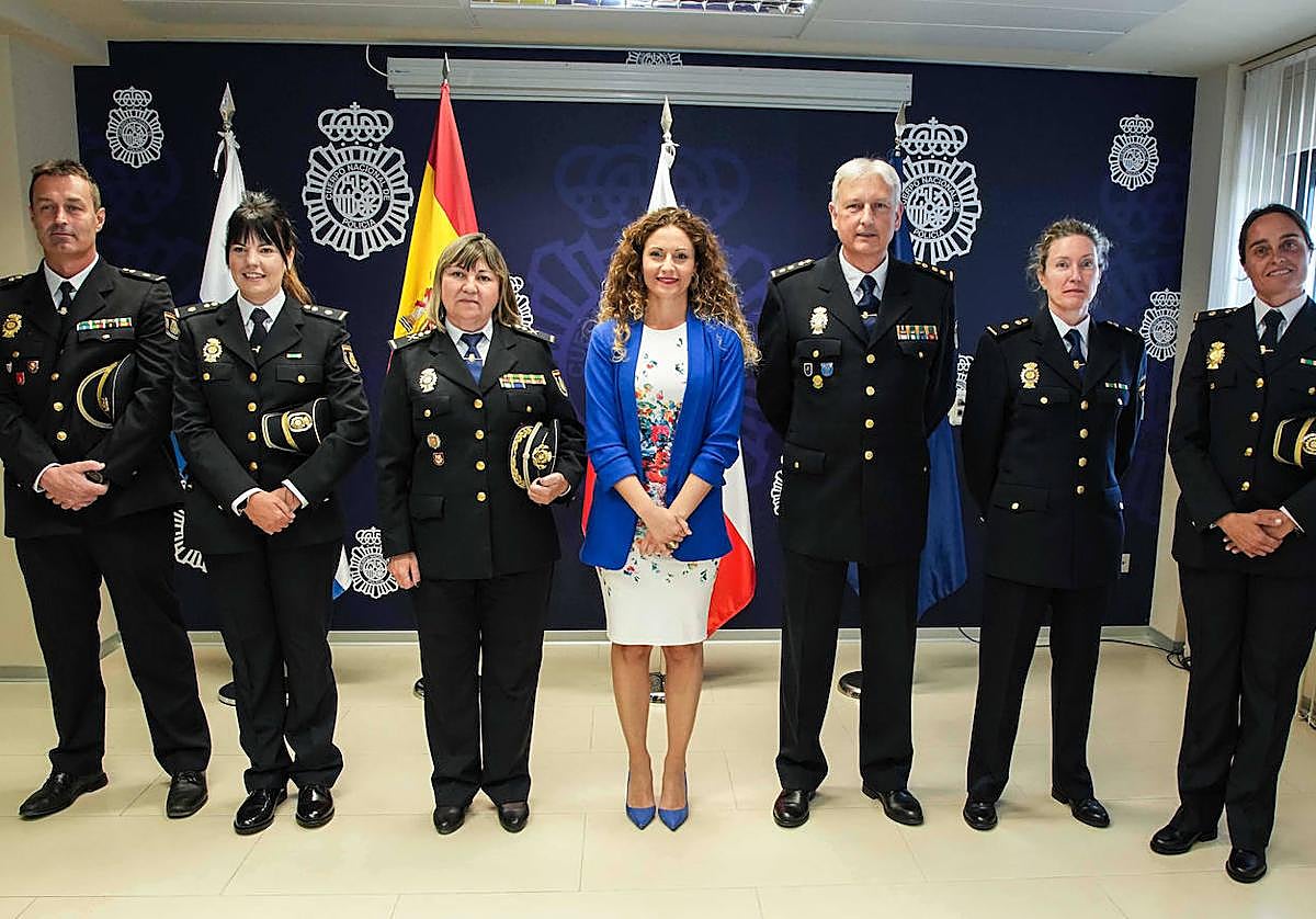 Los nuevos inspectores, en los extremos, posan junto a la jefa superior de Policía en cantabria y la Delegada del Gobierno.