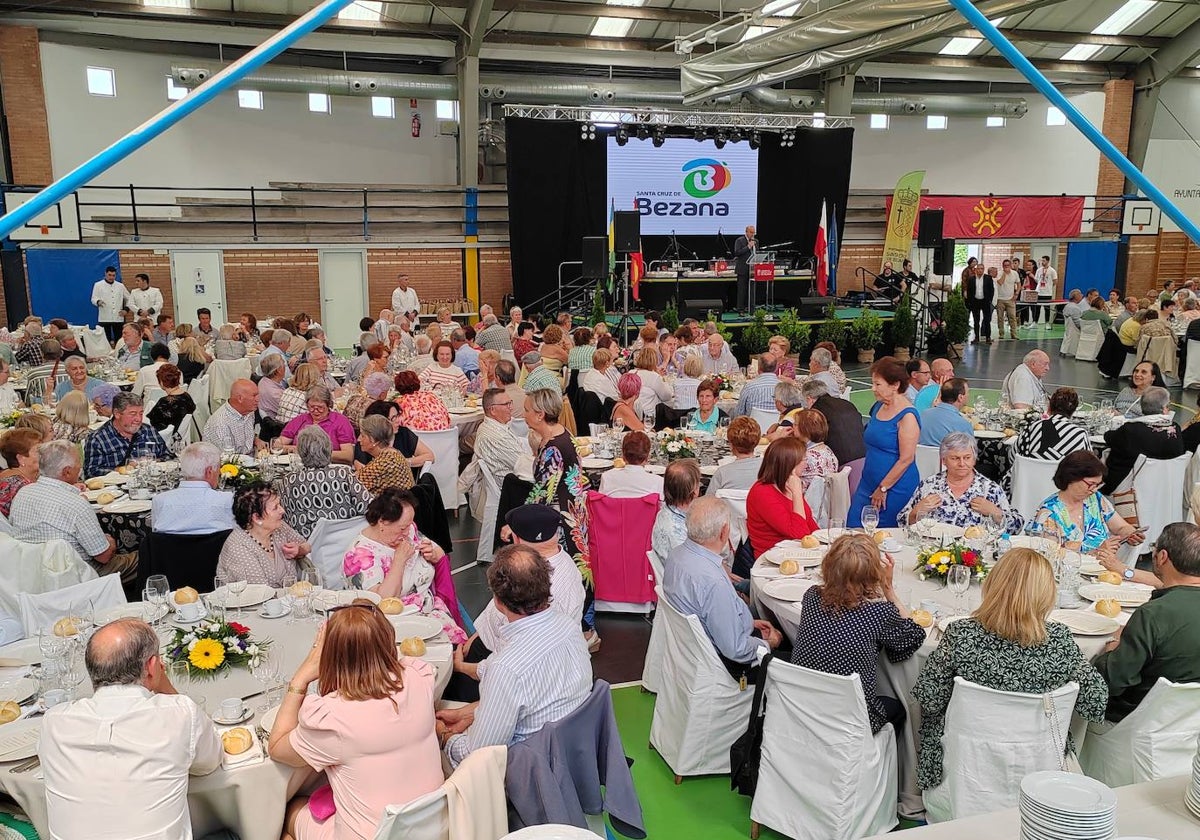 Bezana rinde homenaje a sus mayores