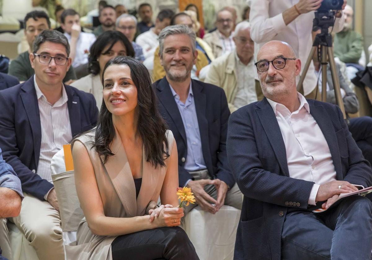 Inés Arrimadas junto a Félix Álvarez, en primera fila y detrás Javier Ceruti y Felipe Pérez Manso.