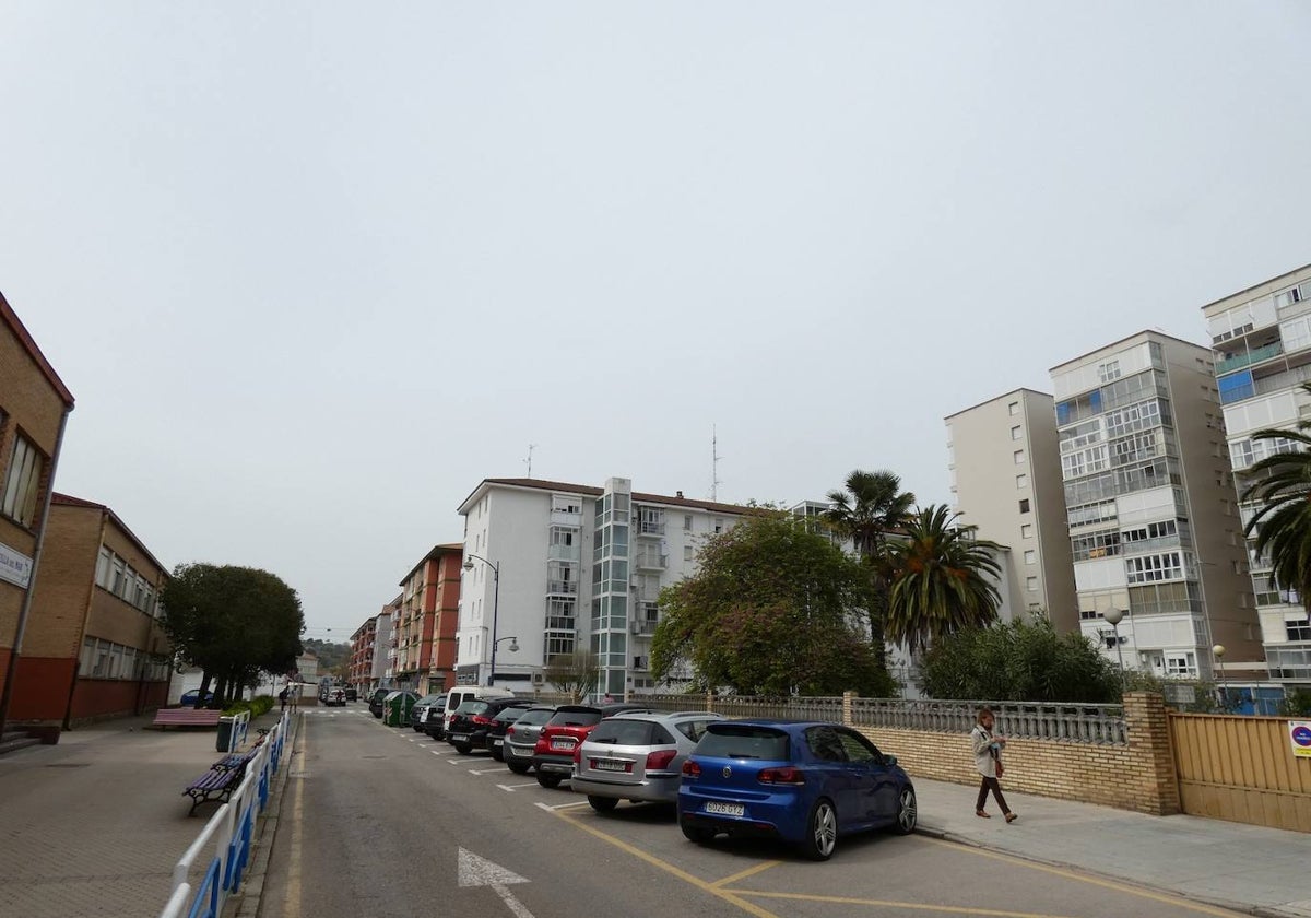 Una vecina pasea por el tramo final de la Avenida de España que se adentra en el barrio de San Lorenzo.