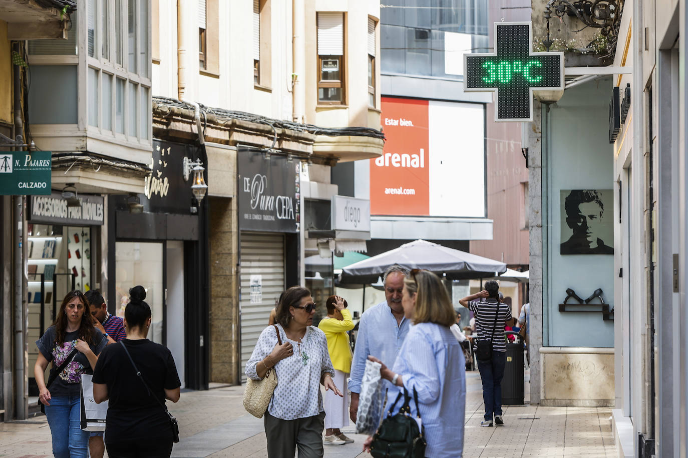 Otro de los termómetros de la capital del Besaya marcando 30 grados.