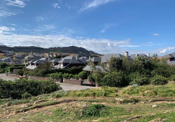 Casas con sentencia de derribo en la urbanización Calas del Norte, en Liencres