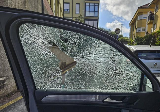 Luna rota de un coche aparcado en Cartes.