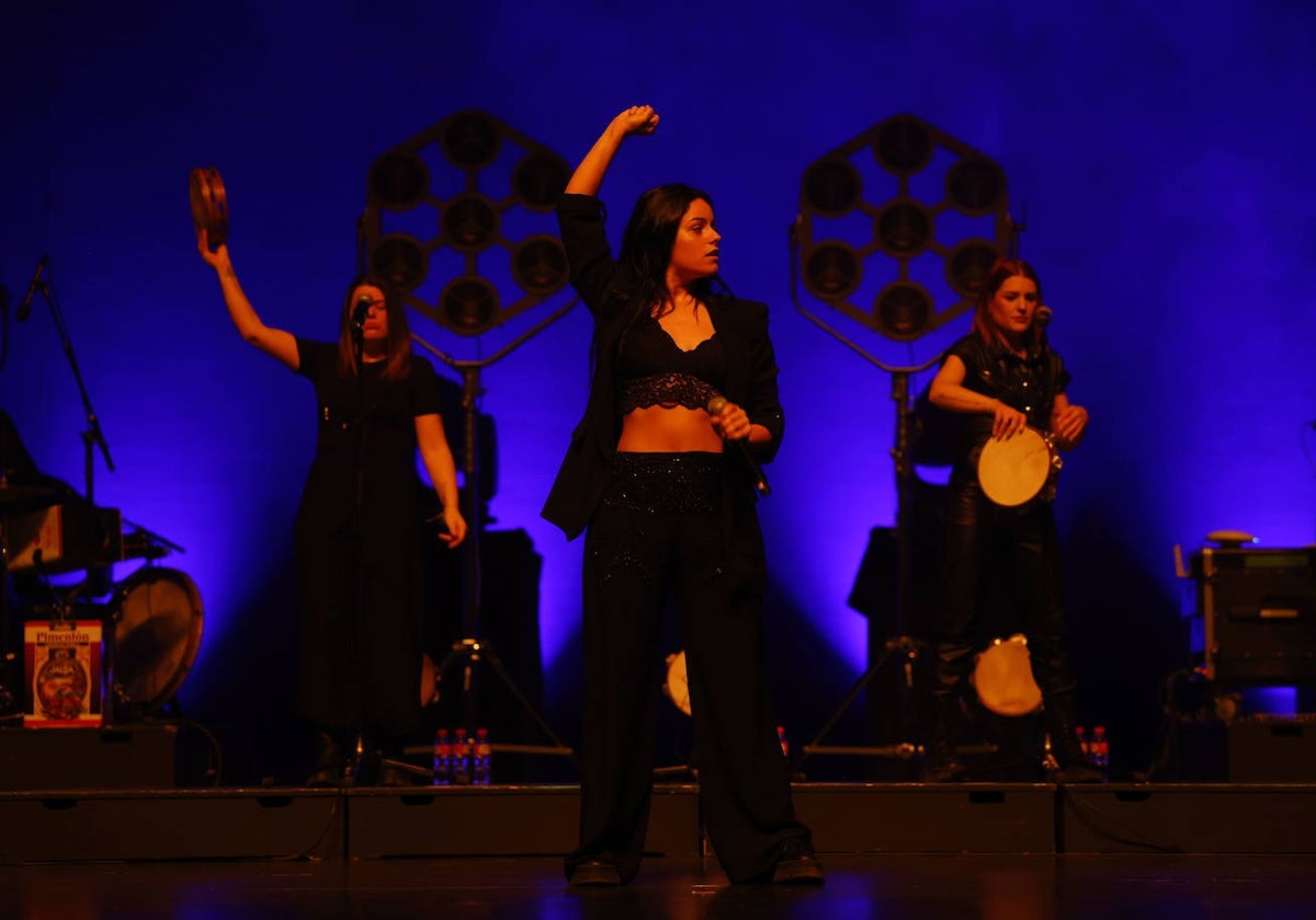 El grupo gallego Tanxugueiras durante su actuación de la Gala del Día de la Mujer de este año en el Palacio de Festivales de Santander.