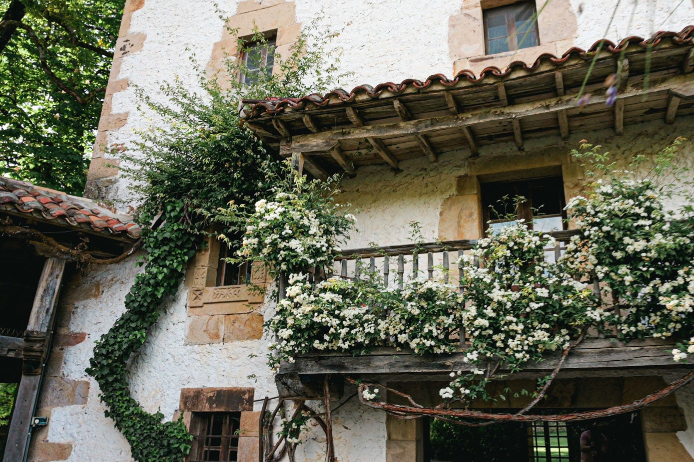 Detalle del balcón de la segunda casa construida en la finca.