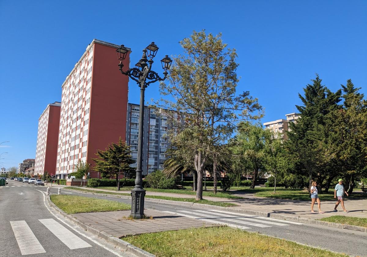 Pasos de cebra sin rebajar en uno de los accesos al Parque de Cenon, en el que casi la totalidad de las farolas carecen de luz.