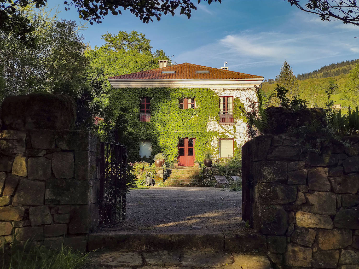 Vista de la casa de Luis González-Camino, desde la portilla de madera de entrada al recinto.