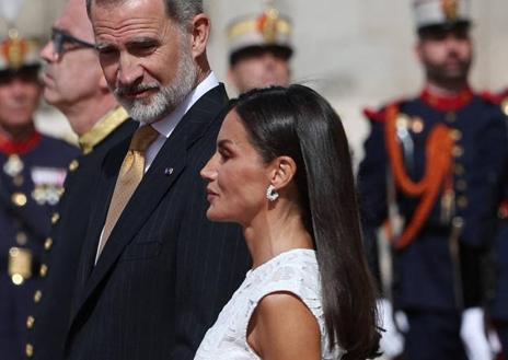 Imagen secundaria 1 - Pendientes de aro con perlas de la reina Letizia y bolso de Furla.