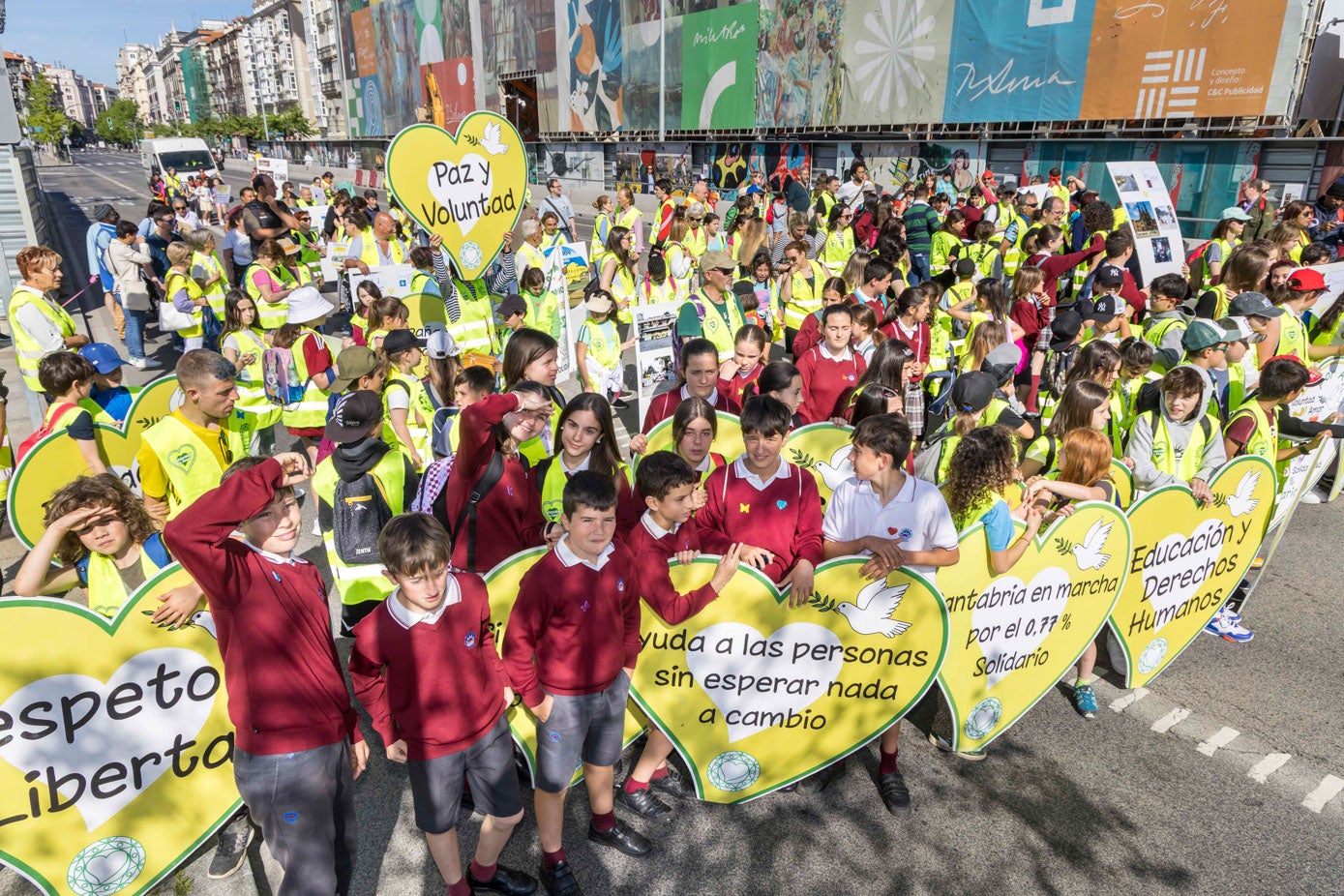 Los integrantes caminaron varios kilómetros para llegar al mediodía al Parlamento cantando y vitoreando sus lemas solidarios y pacíficos.