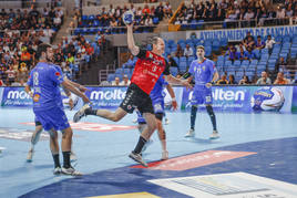 Herrero Lon lanza hacia la portería pucelana en el partido de cuartos de final