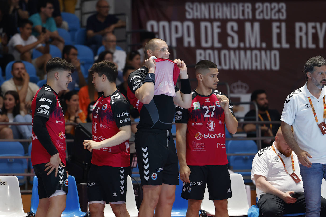 Los jugadores del banquillo santanderino no pueden contener los nervios en un partido que se tuvo que decidir en los penaltis.