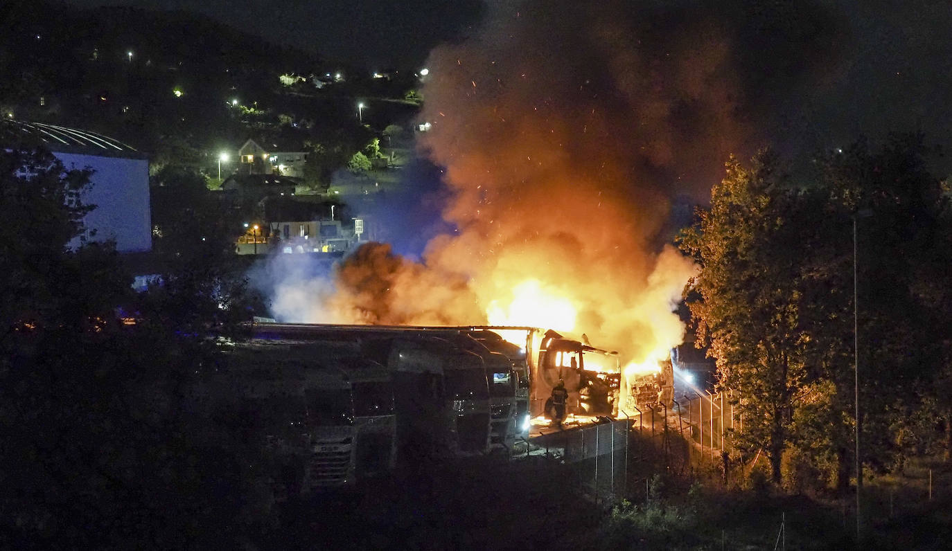 Controlado el incendio que ha afectado a cuatro camiones de Margutsa en Heras