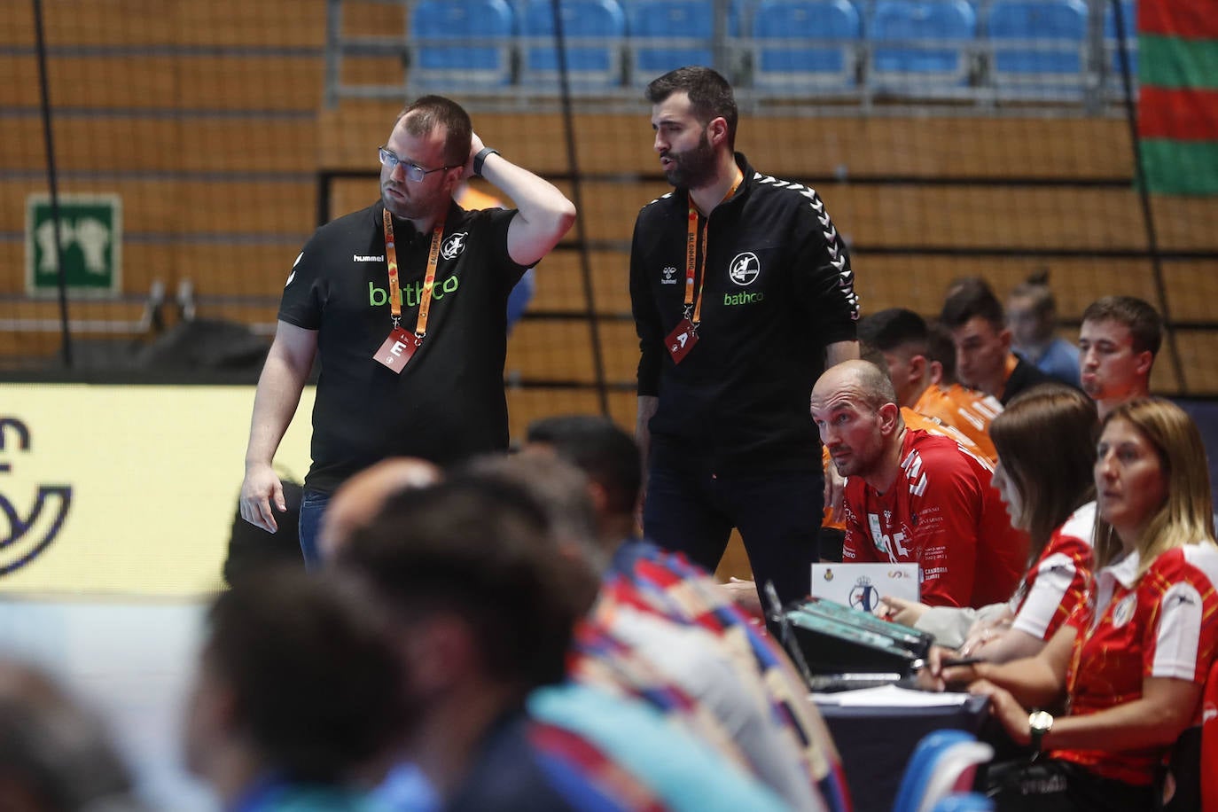 Álex Mozas, pensativo en el banquillo naranja.