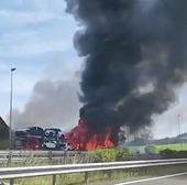 Cortada la A-8 durante dos horas al arder un camión portacoches a la altura de San Vicente