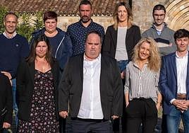 Imagen publicada por el propio Mantecón el pasado 23 de abril presentando al equipo de su candidatura. El alcalde, en el centro, con camisa blanca y chaqueta negra.