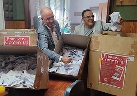 Gonzalo Cayón y Salvador Victorino en el sorteo de premios.