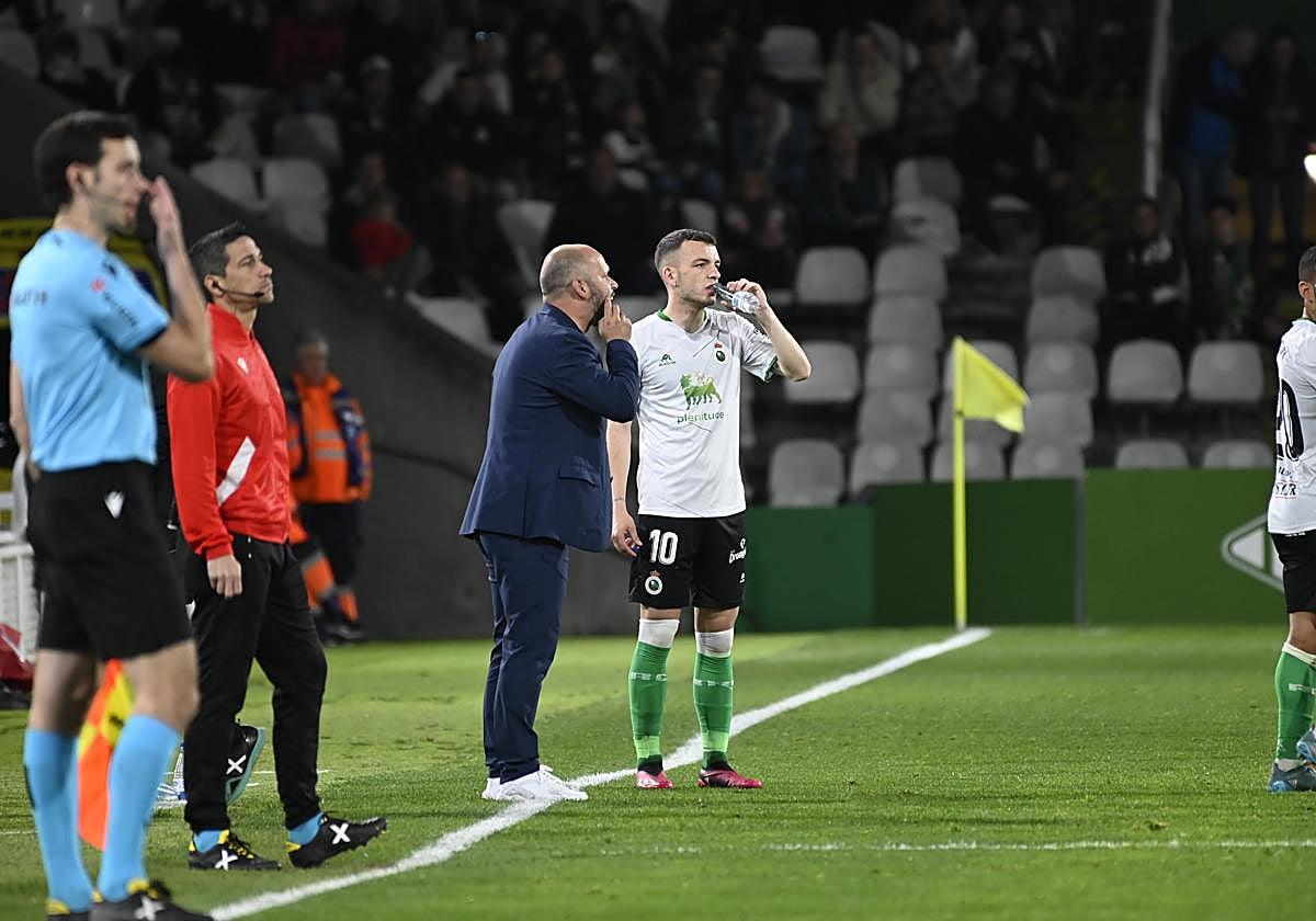 José Alberto da instrucciones a Íñigo Vicente durante un partido en los Campos de Sport.